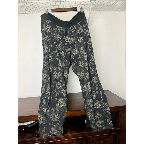 Altheta Pants - Athleta Trekkie North Printed Jogger Pants Floral Size 24 Plus